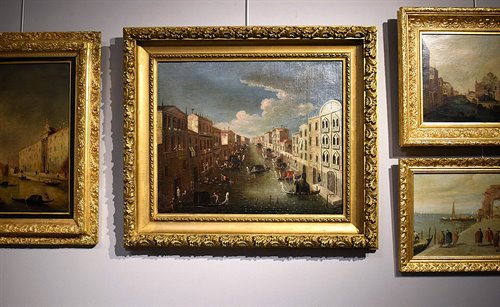 Venezia, sfilata di gondole sul canale
